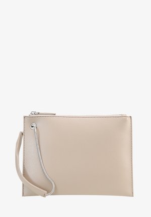 Pochette en cuir beige avec bride de poignet, fermeture éclair argentée et boucle de chaîne argentée décorative sur le coin avant gauche.
