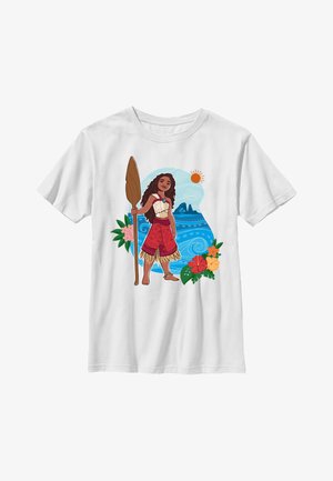 Witte T-shirt met een cartoonfiguur die een houten spear vasthoudt, versierd met tropische bloemen en golven op de achtergrond.