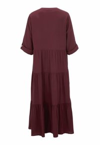 Burgundy, mekko, jossa on kolme neljännesosaa hihat, pyöreä kaula-aukko, kerrostettu muotoilu ja kierretyt hihat. Valmistettu kevyestä, sileästä kankaasta.