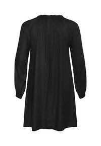Robe noire à manches longues avec un col froncé et un tissu texturé. Présente une coupe décontractée et une silhouette légèrement évasée, atteignant le mi-cuisse.
