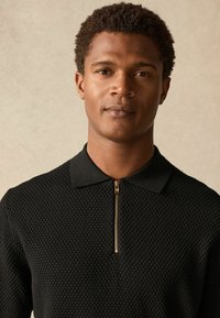 Next TEXTURED SHORT SLEEVE ZIP - Polo majica - black