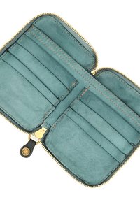 Portafoglio in pelle teal con zip dorata, dotato di più scomparti per carte e una texture interna liscia. Nessun motivo o decorazione visibile.