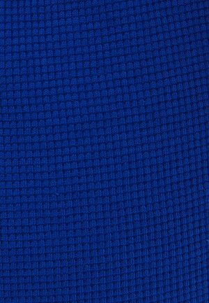 Wafeltextuurstof in levendig blauw, voorzien van een ruitpatroon, lichtgewicht en zachte textuur, geschikt voor verschillende kledingstukken.