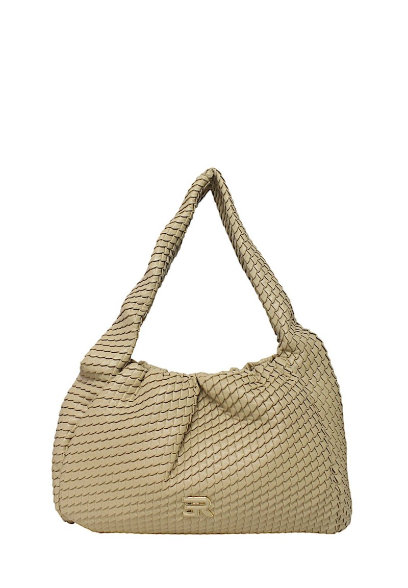 Borsa a tracolla beige intrecciata con un corpo morbido, manico curvo e dettagli cuciti. Presenta un logo sottile sul fronte. Materiale morbido e strutturato.