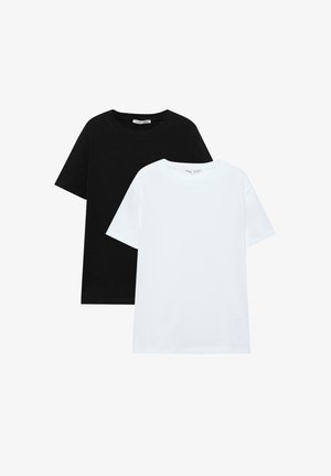 Deux t-shirts unis à col rond, l'un noir et l'autre blanc, présentés en chevauchement sur un fond blanc.