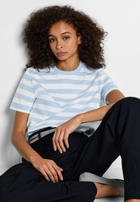 Selected Femme SLFESSENTIAL TEE - T-shirts med print - blue/bright white
