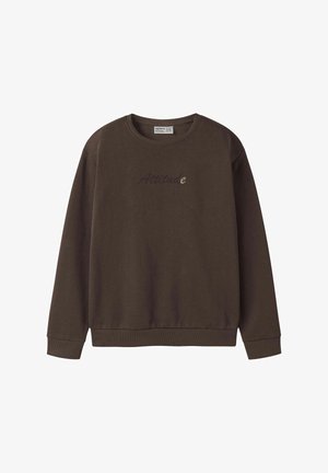 Sweat-shirt marron foncé à manches longues avec poignets et ourlet côtelés, encolure ronde, et le mot "Attitude" imprimé sur la poitrine avec une police délavée.