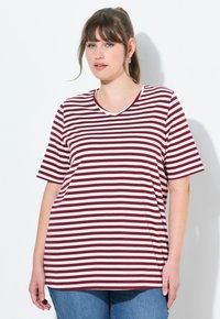 Gestreept t-shirt in bordeauxrood en wit, met korte mouwen, een v-hals en een losse pasvorm, gemaakt van een zachte, lichte stof.