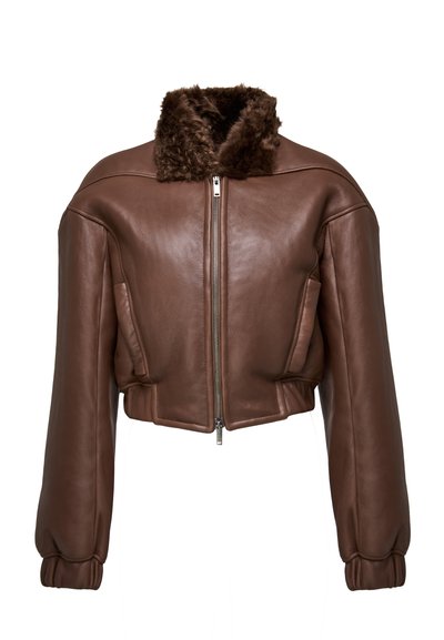 Bruine leren cropped jasje met een verzachtende leren kraag, voorkant met rits, en puffy mouwen met geribbelde manchetten. Bevat zijzakken.