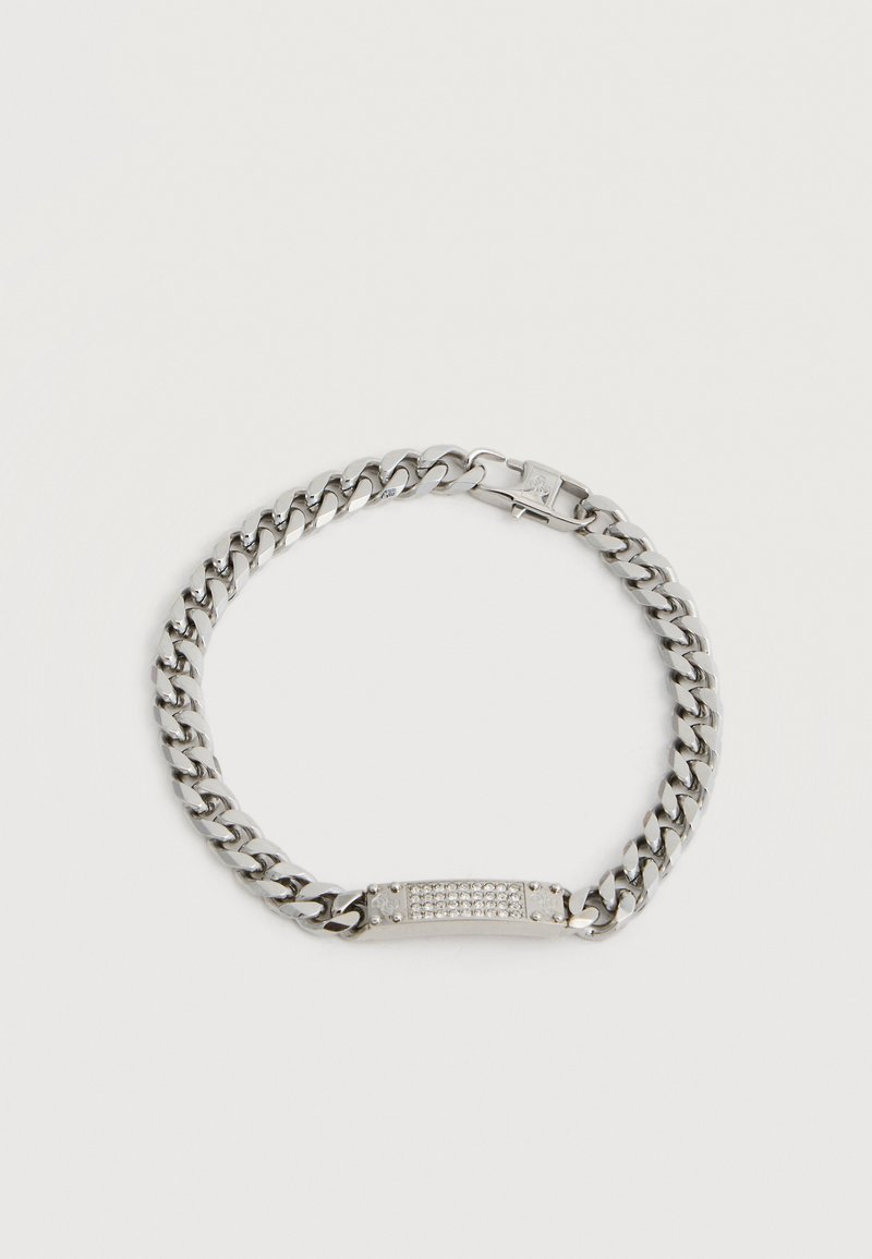 Bracelet chaîne en argent avec une barre rectangulaire ornée de petits cristaux incrustés et une fermeture à fermoir sécurisé.