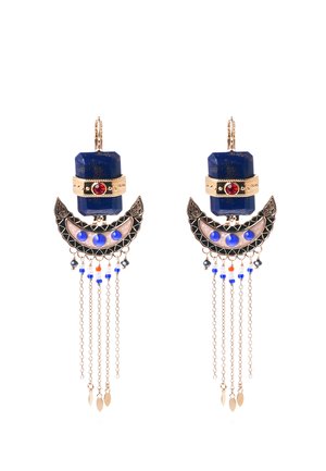 Boucles d'oreilles en lapis-lazuli avec accents dorés, présentant une forme de croissant, des perles bleues et des chaînes pendantes, mettant en valeur un travail détaillé et complexe.