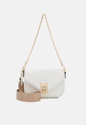 Biała pikowana torba crossbody z złotym łańcuszkiem, prostokątną klapką, złotym zapięciem i dodatkowym szerokim beżowym paskiem materiałowym na ramię.
