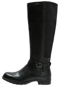 Botte noire en cuir haute jusqu'au genou avec talon bas, bride latérale à boucle et finition lisse.