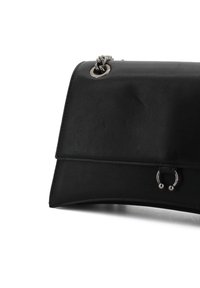 Borse in pelle sintetica nera con una forma strutturata, accenti in metallo argento e una tracolla a catena. Presenta una chiusura a pattina e un dettaglio decorativo con anello.