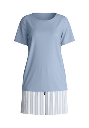 T-shirt azzurro manica corta abbinata a pantaloncini bianchi e blu a righe verticali, mostrata su uno sfondo bianco uniforme.