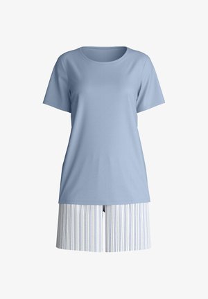 T-shirt azzurro manica corta abbinata a pantaloncini bianchi e blu a righe verticali, mostrata su uno sfondo bianco uniforme.