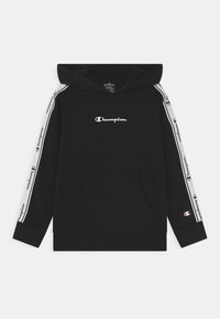 Felpa nera con cappuccio e tasca frontale, logo Champion bianco sul petto e strisce bianche a fantasia sulle maniche. Materiale in misto cotone.