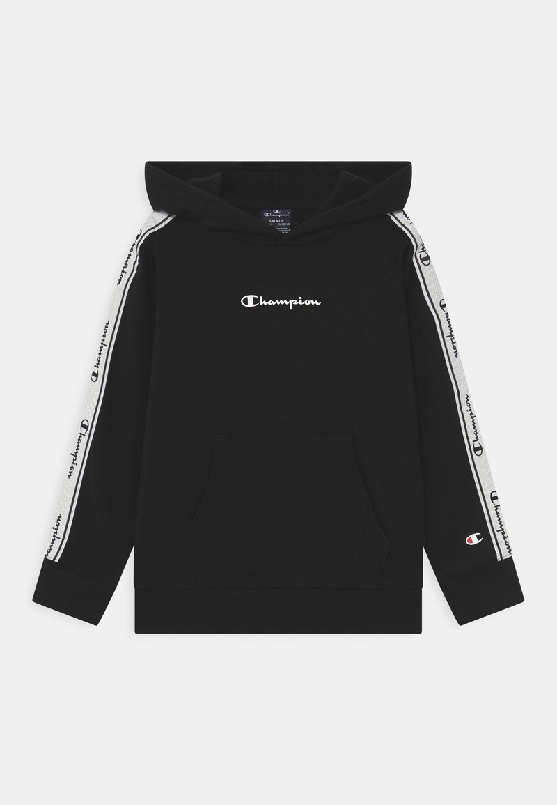 Felpa nera con cappuccio e tasca frontale, logo Champion bianco sul petto e strisce bianche a fantasia sulle maniche. Materiale in misto cotone.