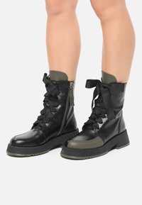 Cesare Gaspari Botines con plataforma - black
