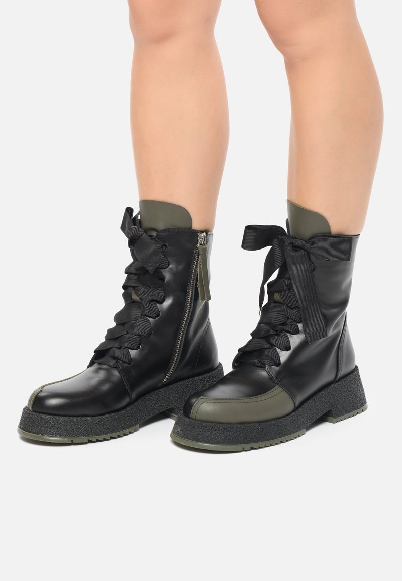 Cesare Gaspari Botines con plataforma - black