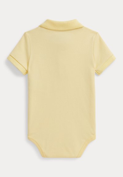 Ανοιχτό κίτρινο κορμάκι με κοντά μανίκια, με ριμπ ύφανση στο κολάρο και τα τελειώματα, κατασκευασμένο από απαλό βαμβάκι, με λεία υφή και στρογγυλεμένη βάση.