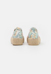 Scarpe in stile espadrille con un motivo floreale nei colori verde, rosa e giallo; suola intermedia in juta naturale; tomaia in tessuto con linguette elastiche sul tallone.