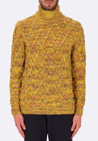 Maglione giallo a collo alto lavorato a maglia con motivo a rombi, finitura texturizzata e polsini e orlo a coste. Nessun motivo o logo visibile.