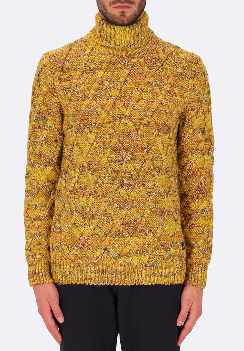 Maglione giallo a collo alto lavorato a maglia con motivo a rombi, finitura texturizzata e polsini e orlo a coste. Nessun motivo o logo visibile.