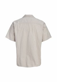 Μπεζ και λευκό κάθετα ριγωτό πουκάμισο με κοντά μανίκια και κλασικό γιακά, εμφανιζόμενο από πίσω σε λευκό φόντο.