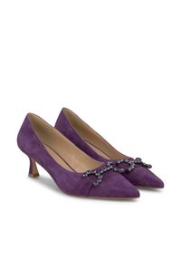 Décolleté in suede viola a tacco basso con punta affusolata e un elegante decoro di perline nere sul davanti. Fodera interna liscia.