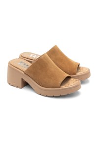 Sandali con tacco a blocco in suede color sabbia, con design aperto sulla punta, soletta in sughero texturizzato e suola piattaforma. Il tacco misura circa 3 pollici.