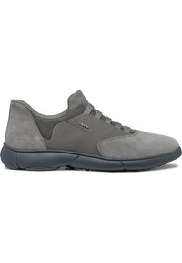 Sneakers in suede grigio con dettagli in rete, punta arrotondata e suola flessibile scura. Presentano una chiusura con lacci e cinque occhielli.