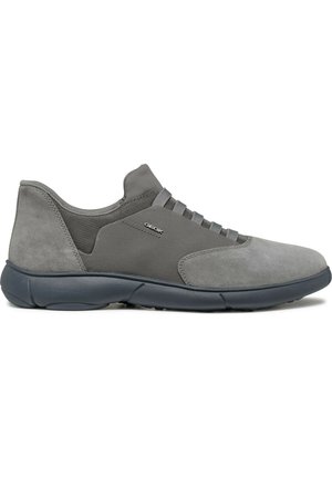 Sneakers in suede grigio con dettagli in rete, punta arrotondata e suola flessibile scura. Presentano una chiusura con lacci e cinque occhielli.