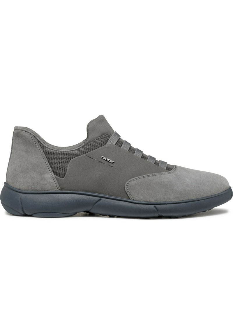 Sneakers in suede grigio con dettagli in rete, punta arrotondata e suola flessibile scura. Presentano una chiusura con lacci e cinque occhielli.