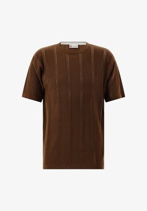 Brauner kurzärmliger Strickpullover mit vertikalen strukturierten Streifen und rundem Ausschnitt, vor einem weißen Hintergrund dargestellt.