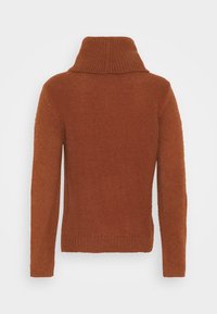 Hnědý pletený svetr s vysokým límcem, dlouhými rukávy a žebrovanou texturou. Má rovný střih a boční rozparky na lemu.