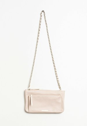 Beżowa prostokątna torba na ramię z przednią kieszenią na zamek i srebrnym łańcuszkiem, wisząca na białym tle.