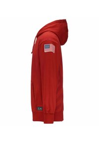 Felpa rossa con cappuccio e tasca a marsupio. Presenta una prominente toppa della bandiera americana sulla spalla sinistra e pannelli laterali текстurizzati.