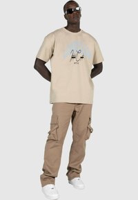 MJ Gonzales T-shirt print - wet sand