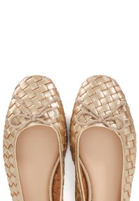 Ballerines en or tressé à bout rond, intérieur souple, et un nœud décoratif à l'avant, avec une texture lisse et brillante.