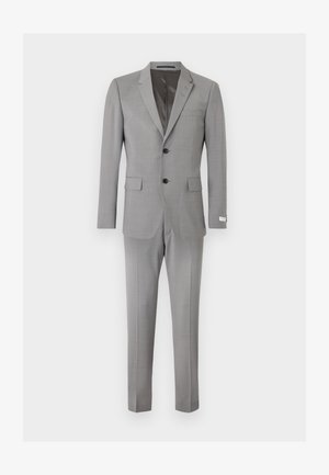Ανδρικό κοστούμι ανοιχτού γκρι χρώματος με δύο κουμπιά, γιακά με εγκοπή, τσέπες με καπάκι και στενά παντελόνια, απεικονισμένο σε λευκό φόντο.