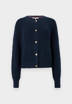 Cardigan blu navy lavorato a maglia con texture a coste, scollo rotondo, bottoni dorati e due tasche frontali. Presenta maniche lunghe e vestibilità comoda.
