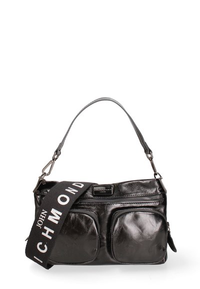 Sac en cuir noir avec deux poches avant, quincaillerie en argent, poignée supérieure et une bandoulière noire amovible avec un texte blanc.