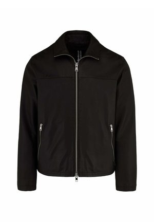 Czarna kurtka na zamek błyskawiczny, ze stójką, długimi rękawami i zapinanymi na zamek kieszeniami bocznymi, przedstawiona z przodu na białym tle.