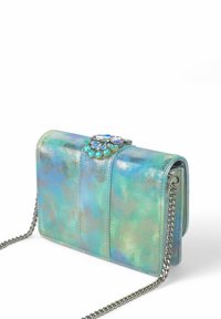 Bolso de cuero metálico color teal con cadena, que presenta un cierre joya y tres paneles verticales, reflejando la luz con un acabado iridiscente.