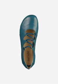 Teal leren shoe met een ronde neus en vier veterlussen. Beschikt over een gladde afwerking en een gevoerde binnenzool met de merknaam aan de binnenkant.