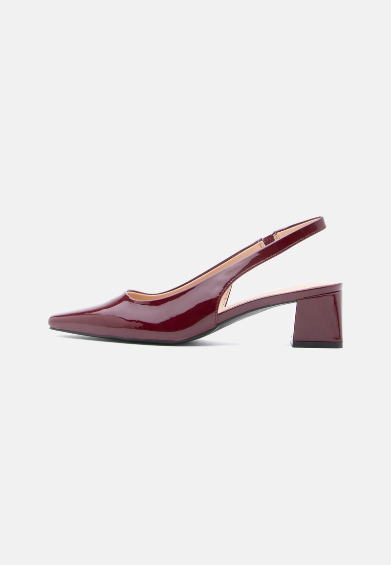 Pantofi cu toc slingback din piele lacuită burgundy, cu vârf ascuțit, decupaj lateral și toc pătrat. Textură netedă și finisaj lucios.