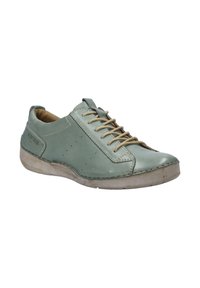 Scarpa in pelle verde chiaro con punta arrotondata, lacci beige a contrasto, dettagli perforati e suola in gomma testurizzata.