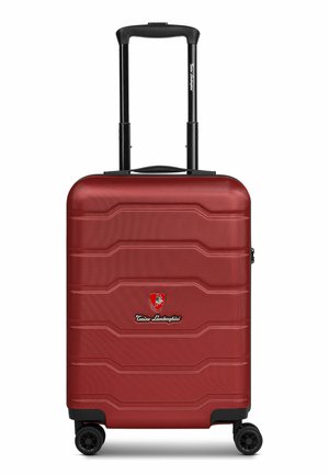 Maleta rígida roja con asa telescópica negra, cuatro ruedas negras y logotipo de Tonino Lamborghini en el frente.