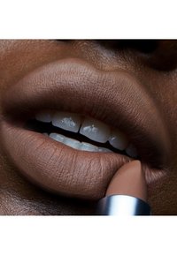 MAC POWDER KISS LIPSTICK - Leppestift - impulsive